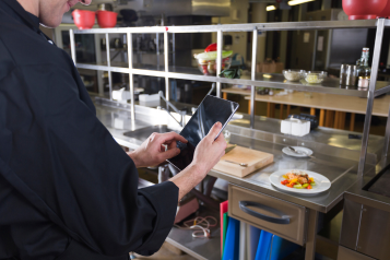 from-order-to-delivery-mapping-the-full-customer-journey-for-restaurants